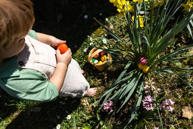 IMAGO Creative, Ostern, Bräuche, Eiersuche #2 Child searching for Easter eggs in garden during spring egg hunt model released, Symbolfoto, Mainy RLP Germany ALPF00107