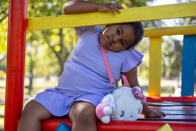 Mixed race child playing in a park South Africa, Western Cape, Cape Town R_YNJN260318-1984858-01 ,model released, Symbolfoto