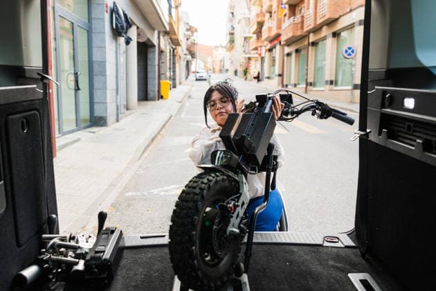 Woman loading handbike wheelchair into van on urban street model released, Symbolfoto property released, JMIF00036