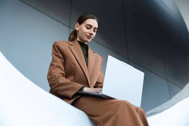 Businesswoman working on laptop outdoors in Barcelona model released, Symbolfoto, PCLF03358