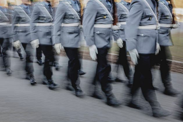 Soldaten des Wachbataillon, aufgenommen im Rahmen der Verleihung vom Fahnenband des Bundeskanzlers an das Wachbataillon beim Bundesministerium der Verteidigung in der Julius-Leber-Kaserne in Berlin, 23.03.2026. Berlin Deutschland *** Soldiers of the guard battalion, taken during the presentation of the Federal Chancellors flag ribbon to the guard battalion at the Federal Ministry of Defense in the Julius Leber barracks in Berlin, 23 03 2026 Berlin Germany Copyright: xFlorianxGaertnerx