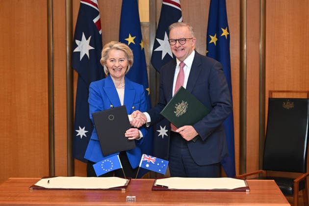 URSULA VON DER LEYEN AUSTRALIA VISIT, President of the European Commission Ursula von der Leyen and Australian Prime Minister Anthony Albanese pose with a signed a joint statement during a ceremony at Parliament House in Canberra, Tuesday, March 24, 2026. ( NO ARCHIVING CANBERRA AUSTRALIAN CAPITAL TERRITORY AUSTRALIA  Copyright: xLUKASxCOCHx 20260324126439314705