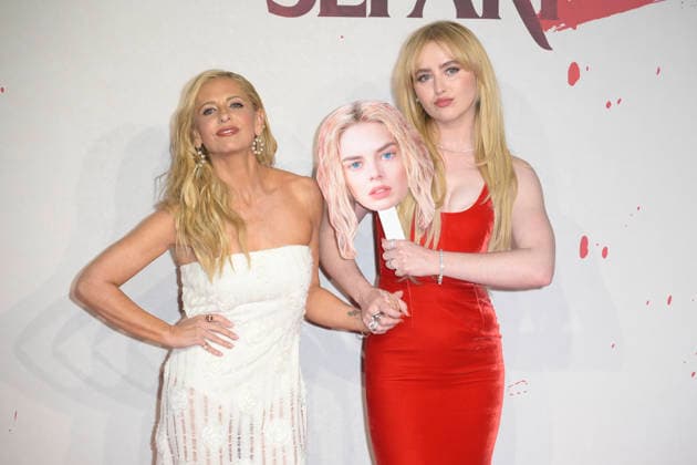 Finchè morte non ci separi 2 red carpet premiere in Rome - 23 Mar 2026 Kathryn Newton (l) and Sarah Michelle Jellar (r) attend the red carpet of Finchè morte non ci separi 2 movie premiere at Casina Valadier. Rome Italy Copyright: xMarioxCartellix xSOPAxImagesx _DSC0877