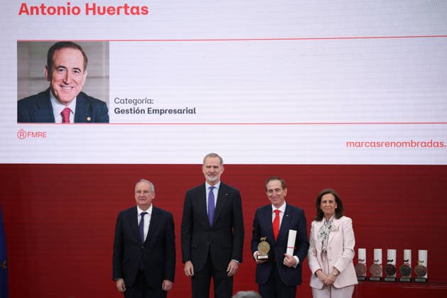The King presents the Accreditations to the XI Promotion of Honorary Ambassadors of the Spanish Brand King Felipe VI with the Chairman of MAPFRE, Antonio Huertas 2d , during the presentation of the accreditations to the XI Promotion of Honorary Ambassadors of the Spanish Brand, at the Palace of El Pardo, on March 24, 2026, in Madrid Spain This is the eleventh promotion of Honorary Ambassadors of the Spanish Brand, an initiative of the Leading Brands of Spain Forum FMRE that aims to publicly recognize the people, companies or institutions that have contributed the most and best, with their exemplary professional career, to the strengthening of a positive image of Spain abroad 24 MARCH 2026 Alejandro Martínez Vé Madrid Madrid Spain  Copyright: xAlejandroxMartinezxVÃ lezx 7391074