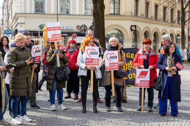 Munich, Bavaria, Germany - March 24, 2026: Peaceful demonstration, day of action by AWO (Arbeiterwohlfahrt) and DGB (Deutscher Gewerkschaftsbund) under the motto: Right-wing extremist dreams burst, AGAINST RACISM! Participants holding signs and posters *** Friedliche Demonstration, Aktionstag der AWO (Arbeiterwohlfahrt) und DGB (Deutscher Gewerkschaftsbund) unter dem Motto: Rechtsextreme Träume platzen lassen, GEGEN RASSISMUS! Teilnehmer halten Schilder und Plakate