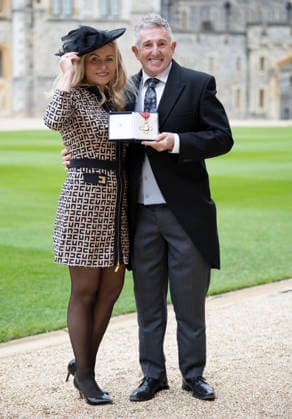 . 24 03 2026. Windsor , United Kingdom. Former Welsh Rugby player Jonathan Davis and his wife Jay with his CBE after an Investiture at Windsor Castle, United Kingdom.  xStephenxLockx xi-Imagesx IIM-26659-0003