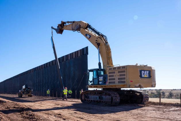 March 24, 2026, Sierra Vista, Az, United States: Workers install prefabricated panels as part of the new border wall system construction separating Mexico from the United States, January 15, 2026, southwest of Sierra Vista, Arizona. Trump has spent nearly 8 billion dollars building the wall making it the most expensive public works project in history. Sierra Vista United States - ZUMAp138 20260324_zaa_p138_003 Copyright: xJerryxGlaser Cbpx