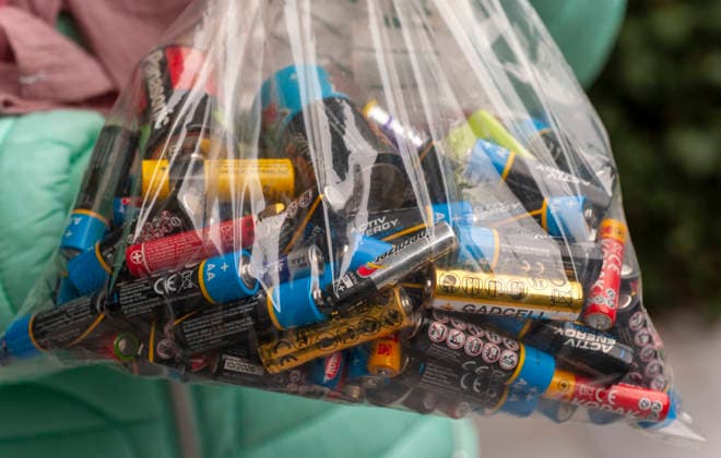 Leere Batterien zur fachgerechten Entsorgung gesammelt 20260324ad820 Alte leere Batterien Recycling Sondermüll Altbatterien, Abfall, Elektroschrott, Mülltrennung, Entsorgung, Sammelstelle, Recyclinghof, Umweltschutz, Gefahrstoff, Chemikalien, Energiespeicher, Akkus, Einwegbatterien, Wertstoffe, Ressourcen, Kreislaufwirtschaft, Sammlung, Entsorgungssystem, Schadstoffe, Rückgabe, Recyclingprozess, Umweltverschmutzung, Nachhaltigkeit, Abfallmanagement, Verbraucher, Haushalt, Sekundärrohstoffe, Wiederverwertung, Umweltbewusstsein, Rohstoffe, Batterieentsorgung, leer, gebraucht, recycelbar, umweltschädlich, gefährlich, nachhaltig, ökologisch, gesammelt, schadstoffhaltig, wiederverwertbar, verantwortungsvoll, ressourcenschonend, entsorgen Copyright: xAchimxDuwentästerx
