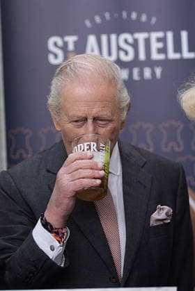 King Charles and Queen Camilla visit Cornwall, UK, 24 March 2026 King Charles III tries a pint of beer during a walkabout in The Market Hall, Saint Austell, Cornwall. Picture date: Tuesday March 24, 2026., Credit:Aaron Chown Avalon United Kingdom, Cornwall  Copyright: xAaronxChownx xAvalonx 1085920186