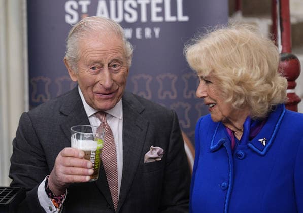 . 24 03 2026. St.Austell, United Kingdom. King Charles III and Queen Camilla drink beer during a visit to the Market Hall in St Austell, in Cornwall, United Kingdom.  xPoolx xi-Imagesx IIM-26660-0038