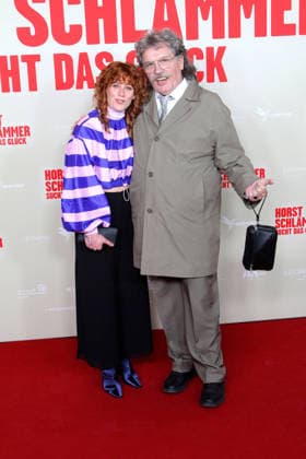 Laura Thomas and Hape Kerkeling attend the Horst Schlaemmer sucht das Glueck premiere at Cinemaxx Dammtor on March 24, 2026 in Hamburg, Germany Horst Schlaemmer sucht das Glueck Premiere in Hamburg, Germany