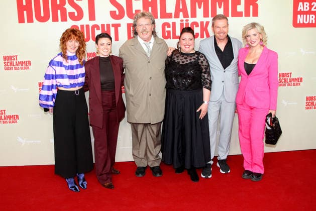 Laura Thomas, Tahnee Schaffarczyk, Hape Kerkeling, Meltem Kaptan, Sven Unterwaldt and Eva Habermann attend the Horst Schlaemmer sucht das Glueck premiere at Cinemaxx Dammtor on March 24, 2026 in Hamburg, Germany Horst Schlaemmer sucht das Glueck Premiere in Hamburg, Germany