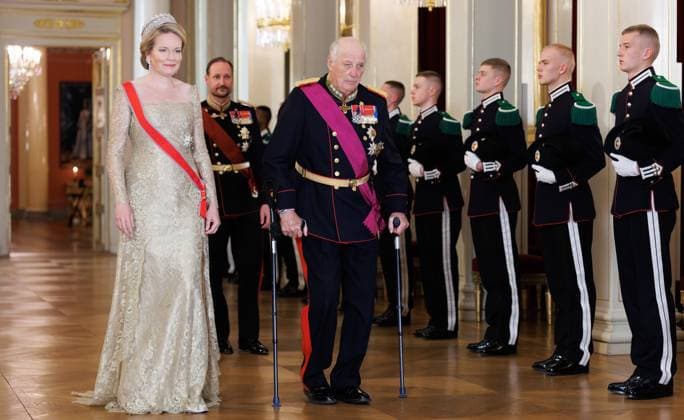 Queen Mathilde of Belgium and King Harald V of Norway arrive for the State Banquet hosted by Norwegian royal family in the Royal Palace in Oslo, on the first day of the official state visit of the Belgian royal couple to Norway, on Tuesday 24 March 2026. Belgian monarchs are on an official state visit to Norway from 24 to 26 March 2026.  BENOITxDOPPAGNE 168803175