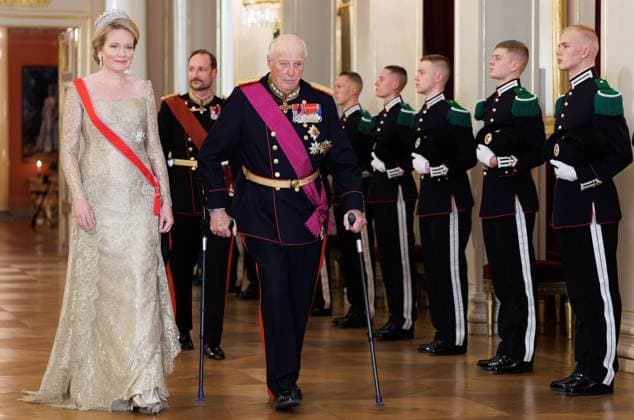 Queen Mathilde of Belgium and King Harald V of Norway arrive for the State Banquet hosted by Norwegian royal family in the Royal Palace in Oslo, on the first day of the official state visit of the Belgian royal couple to Norway, on Tuesday 24 March 2026. Belgian monarchs are on an official state visit to Norway from 24 to 26 March 2026.  BENOITxDOPPAGNE 168803181
