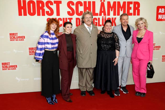Laura Thomas, Tahnee Schaffarczyk, Hape Kerkeling, Meltem Kaptan, Sven Unterwaldt und Eva Habermann bei der Premiere des Kinofilms Horst Schlämmer sucht das Glück im Cinemaxx Dammtor. Hamburg, 24.03.2026 *** Laura Thomas, Tahnee Schaffarczyk, Hape Kerkeling, Meltem Kaptan, Sven Unterwaldt and Eva Habermann at the premiere of the movie Horst Schlämmer sucht das Glück at Cinemaxx Dammtor Hamburg, 24 03 2026 Foto:xC.xTamckex xFuturexImagex schlaemmer_hh_6357