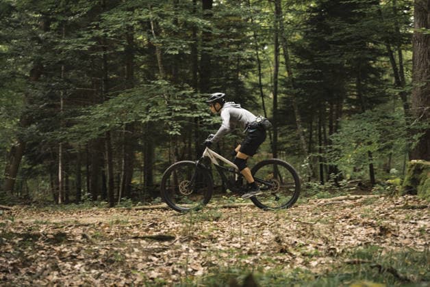 Side view of a man on an e-mountain bike Innsbruck, Tyrol, Austria CR_MIJO260323B-1986861-01 ,model released, Symbolfoto