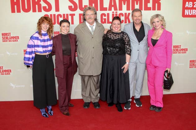 ABB SCHLAEMMER Laura Thomas, Ttahnee Schaffarczyk, Hape Kerkeling Horst Schlaemmer Meltem Kaptan, Sven Unterwaldt, Eva Habermann, , as guests on the red carpet at the Hamburg premiere of the movie Horst Schlaemmer sucht das Glueck at the cinema Cinemaxx Damtor on Tuesday 24 03 2026 in Hamburg Hamburg Hamburg Germany
