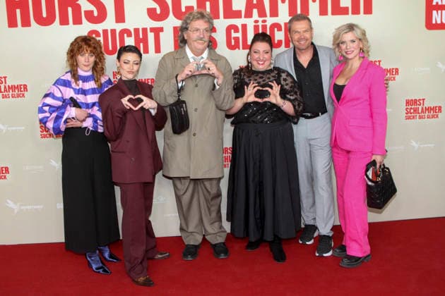 ABB SCHLAEMMER Laura Thomas, Ttahnee Schaffarczyk, Hape Kerkeling Horst Schlaemmer Meltem Kaptan, Sven Unterwaldt, Eva Habermann, , as guests on the red carpet at the Hamburg premiere of the movie Horst Schlaemmer sucht das Glueck at the cinema Cinemaxx Damtor on Tuesday 24 03 2026 in Hamburg Hamburg Hamburg Germany