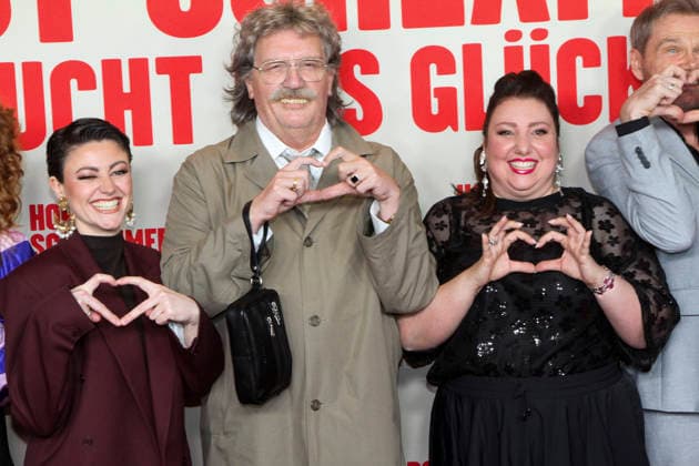 ABB SCHLAEMMER Ttahnee Schaffarczyk, Hape Kerkeling Horst Schlaemmer Meltem Kaptan, guest on the red carpet at the Hamburg premiere of the movie Horst Schlaemmer sucht das Glueck at the cinema Cinemaxx Damtor on Tuesday 24 03 2026 in Hamburg Hamburg Hamburg Germany