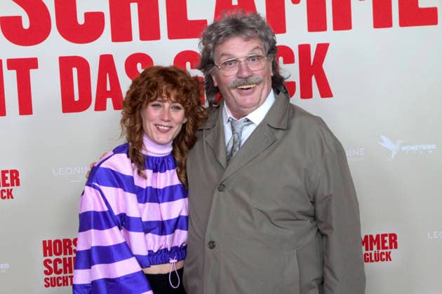 ABB SCHLAEMMER Laura Thomas with Hape Kerkeling as Horst Schlaemmer on the red carpet at the Hamburg premiere of the movie Horst Schlaemmer sucht das Glueck at the cinema Cinemaxx Damtor on Tuesday 24 03 2026 in Hamburg Hamburg Germany