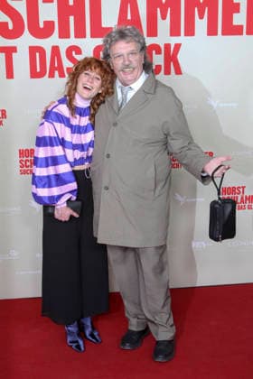 ABB SCHLAEMMER Laura Thomas with Hape Kerkeling as Horst Schlaemmer on the red carpet at the Hamburg premiere of the movie Horst Schlaemmer sucht das Glueck at the cinema Cinemaxx Damtor on Tuesday 24 03 2026 in Hamburg Hamburg Germany