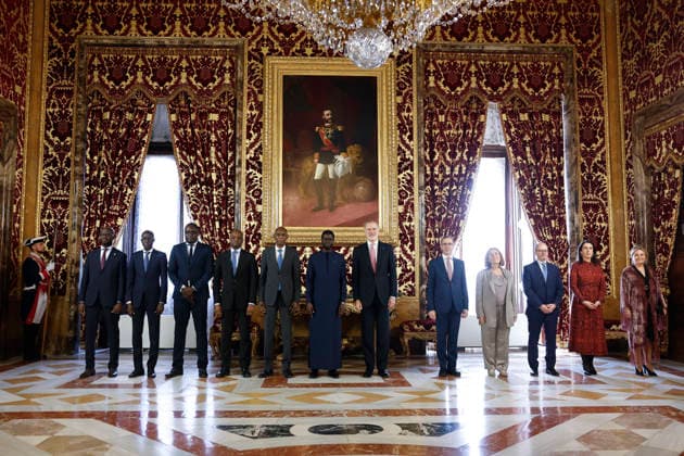 Spanish King Felipe VI (C-R) and the President of Senegal Bassirou Diomaye Diakhar Faye (C) pose for a group photo during a meeting at the Royal Palace on the occasion of Faye s first official visit to Spain, in Madrid, 25 March 2026. Spanish King meets President of Senegal in Madrid !ACHTUNG: NUR REDAKTIONELLE NUTZUNG!  Copyright: xChemaxMoyax GRAF8860 20260325-55019807991_1