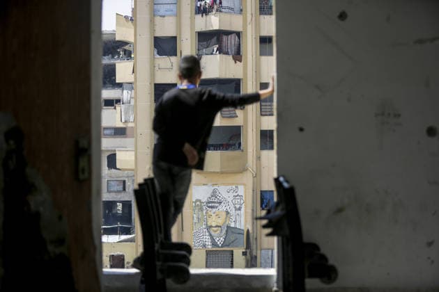 News Bilder des Tages Displaced Palestinians in Gaza City have taken refuge on a university campus GAZA CITY, GAZA - MARCH 25: A man is looking out of the windowless pane of a damaged building as displaced Palestinians sheltering on the Al-Azhar University campus struggle with harsh living conditions following the destruction and bombardment caused by the war in Tel al-Hawa neighborhood of Gaza City, Gaza on March 25, 2026. Families are trying to survive in overcrowded and limited-supply temporary shelters set up on the university campus. Saeed M. M. T. Jaras Anadolu Gaza City Gaza. Editorial use only. Please get in touch for any other usage.  Copyright: x2026xAnadoluxSaeedxM.xM.xT.xJarasx