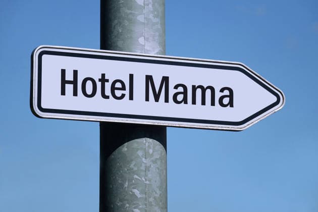 Wegweiser zum Hotel Mama Fotomontage: Wegweiser zum Hotel Mama, 25.03.2026, Auf einem Wegweiser befindet sich der Schriftzug Hotel Mama. *** Signpost to Hotel Mama Photomontage Signpost to Hotel Mama, 25 03 2026, On a signpost is the lettering Hotel Mama