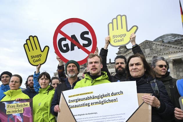 News Bilder des Tages Activists call for gas phase out in front of German parliament BERLIN, GERMANY - MARCH 25: Activists gather in front of the Bundestag building holding signs calling for a phase out of gas and energy independence as they symbolically deliver an open letter to CDU CSU and SPD lawmakers in Berlin, Germany on March 25, 2026. Halil Sagirkaya Anadolu Berlin Germany. Editorial use only. Please get in touch for any other usage.  Copyright: x2026xAnadoluxHalilxSagirkayax