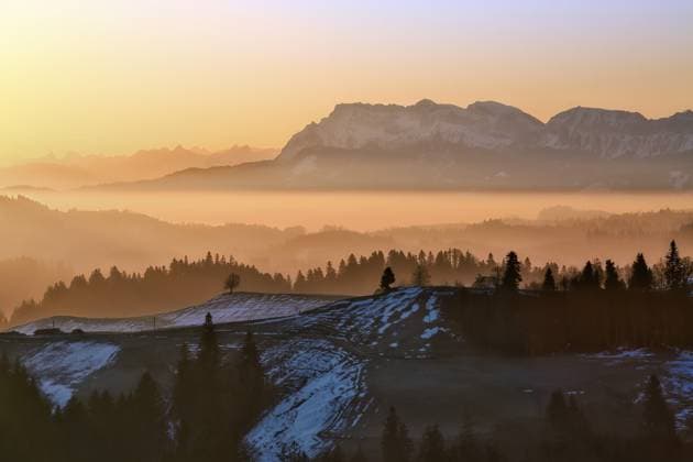Neblige Morgenstimmung über Hügellandschaft mit Ausblick auf Berg Pilatus und Voralpen, Entlebuch, Kanton Luzern Misty morning atmosphere over hilly landscape with views of Mount Pilatus and Prealps, Entlebuch, Canton of Lucerne Copyright: imageBROKER DanielxBärtschi ibxdab17136758.jpg