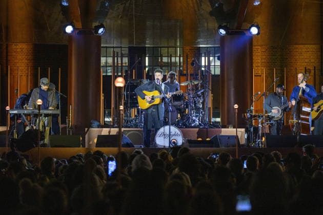 Apple 50th Anniversary Event in London LONDON, UNITED KINGDOM - MARCH 25: Ben Lovett, Marcus Mumford and Ted Dwane of British folk-rock band Mumford and Sons perform at the Apple 50th Anniversary Event held at Battersea Power Station in London, United Kingdom on March 25, 2026. Apple was founded by Steve Jobs, Steve Wozniak, and Ronald Wayne fifty years ago on 1st April 1976. Stringer Anadolu London United Kingdom. Editorial use only. Please get in touch for any other usage.  Copyright: x2026xAnadoluxStringerx