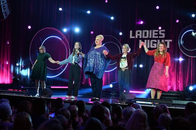 Rosemie Warth, l r, Josepha Walter, Daphne de Luxe, Mirja Boes and Franziska Wanninger as guests on the ARD show Ladies Night the only comedy and cabaret show with an all-female cast on German-language television Broadcast date 25 04 2025 das Erste