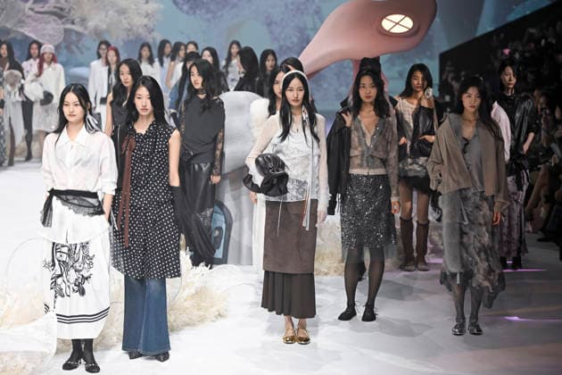 (260326) -- SHANGHAI, March 26, 2026 -- Models present creations of HPLY during the 2026 Autumn Winter Shanghai Fashion Week in east China s Shanghai, March 25, 2026. The fashion week opened here on Wednesday. ) CHINA-SHANGHAI-FASHION WEEK(CN) ChenxHaoming 