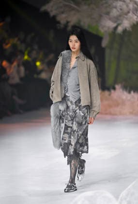 (260326) -- SHANGHAI, March 26, 2026 -- A model presents a creation of HPLY during the 2026 Autumn Winter Shanghai Fashion Week in east China s Shanghai, March 25, 2026. The fashion week opened here on Wednesday. ) CHINA-SHANGHAI-FASHION WEEK(CN) ChenxHaoming 