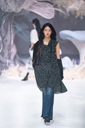 (260326) -- SHANGHAI, March 26, 2026 -- A model presents a creation of HPLY during the 2026 Autumn Winter Shanghai Fashion Week in east China s Shanghai, March 25, 2026. The fashion week opened here on Wednesday. ) CHINA-SHANGHAI-FASHION WEEK(CN) ChenxHaoming 