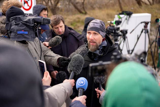 Robert Marc Lehmann im Interview. Buckelwal strandet vor Niendorfer Hafeneinfahrt (Timmendorfer Strand), 26.03.26 Timmendorfer Strand Schleswig-Holstein Germany *** Interview with Robert Marc Lehmann Humpback whale stranded off Niendorf harbor entrance Timmendorfer Strand , 26 03 26 Timmendorfer Strand Schleswig Holstein Germany Copyright: xAgentur54GradÂ°x xFelixxKoenigx