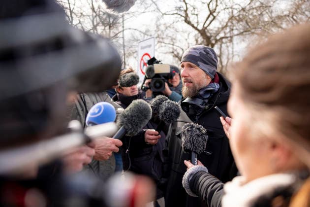 Robert Marc Lehmann im Interview. Buckelwal strandet vor Niendorfer Hafeneinfahrt (Timmendorfer Strand), 26.03.26 Timmendorfer Strand Schleswig-Holstein Germany *** Interview with Robert Marc Lehmann Humpback whale stranded off Niendorf harbor entrance Timmendorfer Strand , 26 03 26 Timmendorfer Strand Schleswig Holstein Germany Copyright: xAgentur54GradÂ°x xFelixxKoenigx