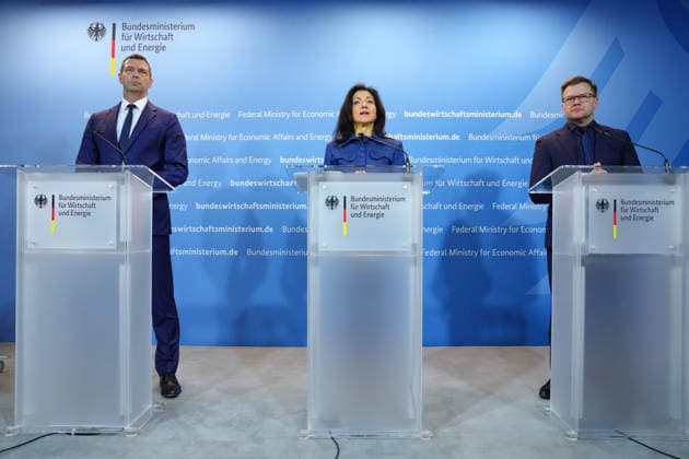 News Bilder des Tages Pressekonferenz zur Vorstellung der Chemieagenda mit Wirtschaftsministerin Reiche Markus Steilemann, Praesident des Verbands der Chemischen Industrie (VCI) gemeinsam mit Katherina Reiche, Bundesministerin fuer Wirtschaft und Energie und Carsten Schneider, Bundesminister für Umwelt, Klimaschutz, Naturschutz und nukleare Sicherheit bei der Pressekonferenz zur Vorstellung der Chemieagenda im Bundesministerium fuer Wirtschaft und Energie, Berlin , 26.03.2026 Berlin Berlin Deutschland *** Press conference on the presentation of the chemicals agenda with Economics Minister Reiche Markus Steilemann, President of the German Chemical Industry Association VCI together with Katherina Reiche, Federal Minister for Economic Affairs and Energy and Carst