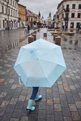 Rückansicht eines Kindes mit einem großen blauen Regenschirm, das an einem regnerischen, düsteren Herbsttag in einer Innenstadt spaziert Back view of child holding big blue umbrella walking in a downtown on rainy gloomy autumn day Copyright: imageBROKER PrzemekxKlos ibxiqx16934659.jpg ,model released, Symbolfoto ,property released