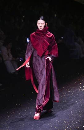 (260326) -- SHANGHAI, March 26, 2026 -- A model presents a creation of HEMU during the 2026 Autumn Winter Shanghai Fashion Week in east China s Shanghai, March 26, 2026. ) CHINA-SHANGHAI-FASHION WEEK-HEMU (CN) ChenxHaoming 