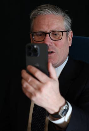 Joint Expeditionary Force JEF Leaders™ Summit in Helsinki British Prime Minister Keir Starmer holds up his mobile phone as he facetimes while attending the Joint Expeditionary Force JEF Leaders™ Summit in Helsinki, Finland on March 26, 2026., Credit:ADRIAN DENNIS Avalon Finland, Helsinki  Copyright: xADRIANxDENNISx xAvalonx 1086419932