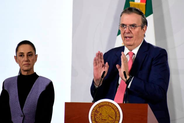 MexicoÃ¢â‚¬â ¢s President Claudia Sheinbaum Pardo is seen behind while Mexico s Economic Minister, Marcelo Ebrard Casaubon speaks during a news conference at National Palace. on March 26, 2026 in Mexico City, Mexico. Mexico City Mexico  - ZUMAe321 20260326_zia_e321_005 Copyright: xLuisxBarronx