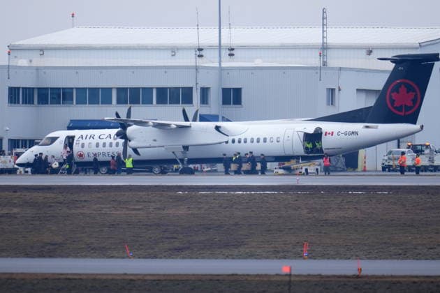 March 26, 2026, Ottawa, On, CANADA: Pilots carry the casket during the repatriation of Jazz Aviation First Officer Mackenzie Gunther, who died after his Air Canada Express plane collided with a fire truck at New York s LaGuardia Airport, in Ottawa, on Thursday, March 26, 2026. Ottawa CANADA  - ZUMAc35_ 20260326_zaf_c35_079 Copyright: xSeanxKilpatrickx