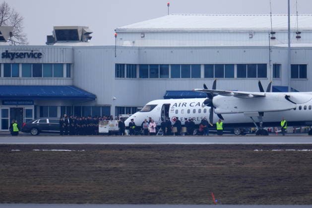 March 26, 2026, Ottawa, On, CANADA: Pilots carry the casket during the repatriation of Jazz Aviation First Officer Mackenzie Gunther, who died after his Air Canada Express plane collided with a fire truck at New York s LaGuardia Airport, in Ottawa, on Thursday, March 26, 2026. Ottawa CANADA  - ZUMAc35_ 20260326_zaf_c35_080 Copyright: xSeanxKilpatrickx