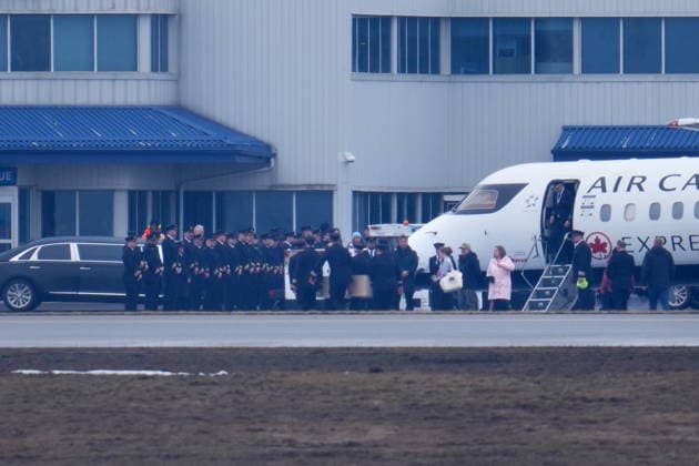 March 26, 2026, Ottawa, On, CANADA: Pilots carry the casket during the repatriation of Jazz Aviation First Officer Mackenzie Gunther, who died after his Air Canada Express plane collided with a fire truck at New York s LaGuardia Airport, in Ottawa, on Thursday, March 26, 2026. Ottawa CANADA  - ZUMAc35_ 20260326_zaf_c35_081 Copyright: xSeanxKilpatrickx