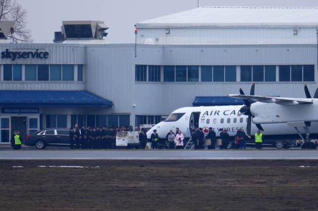 March 26, 2026, Ottawa, On, CANADA: Pilots carry the casket during the repatriation of Jazz Aviation First Officer Mackenzie Gunther, who died after his Air Canada Express plane collided with a fire truck at New York s LaGuardia Airport, in Ottawa, on Thursday, March 26, 2026. Ottawa CANADA  - ZUMAc35_ 20260326_zaf_c35_082 Copyright: xSeanxKilpatrickx