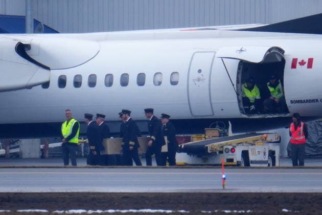 March 26, 2026, Ottawa, On, CANADA: Pilots carry the casket during the repatriation of Jazz Aviation First Officer Mackenzie Gunther, who died after his Air Canada Express plane collided with a fire truck at New York s LaGuardia Airport, in Ottawa, on Thursday, March 26, 2026. Ottawa CANADA  - ZUMAc35_ 20260326_zaf_c35_083 Copyright: xSeanxKilpatrickx