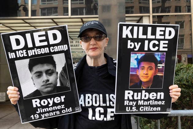 News Bilder des Tages #2 March 26, 2026, New York, New York, USA: A person wears a shirt that reads ABOLISH I.C.E. and holds signs that read DIED in ICE prison camp Royer Jiminez 19 years old KILLED by ICE Ruben Ray Martinez U.S. Citizen with their pictures outside 26 Federal Plaza in Manhattan s Civic Center joining peaceful demonstrators memorializing those who have died from Immigration and Customs Enforcement (I.C.E.) violence and denouncing the Trump administration s deportation policy. The protest takes place as the Department of Homeland Security (D.H.S.) remains shutdown with Democrats in Congress demanding restrictions on federal immigration officers before approving funding for the agency. New York USA - ZUMAr174 20260326_znp_r174_004 Copyright: xGinaxMxRandazzox