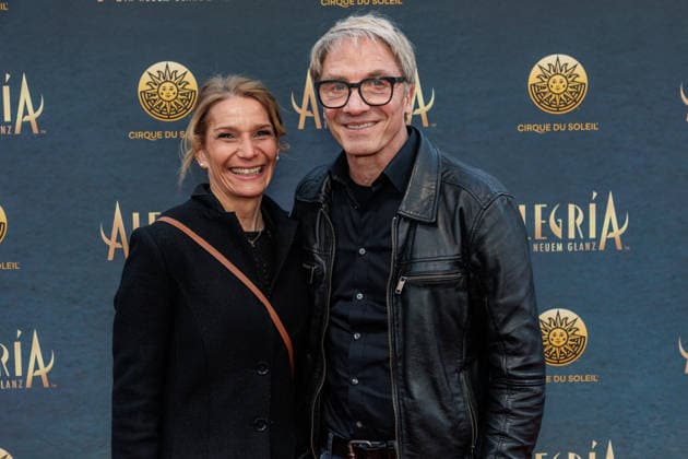 26 03 2026 Düsseldorf Cirque du Soleil Alegria Red Carpet on the evening of the Düsseldorf premiere Here r l Markus Kirschbaum with companion Nici Düsseldorf Gerresheim Glasmacherviertel North Rhine-Westphalia Germany