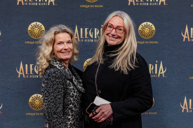 26 03 2026 Düsseldorf Cirque du Soleil Alegria Red Carpet on the evening of the Düsseldorf premiere Here Katja Mitchell r with escort Düsseldorf Gerresheim Glasmacherviertel North Rhine-Westphalia Germany